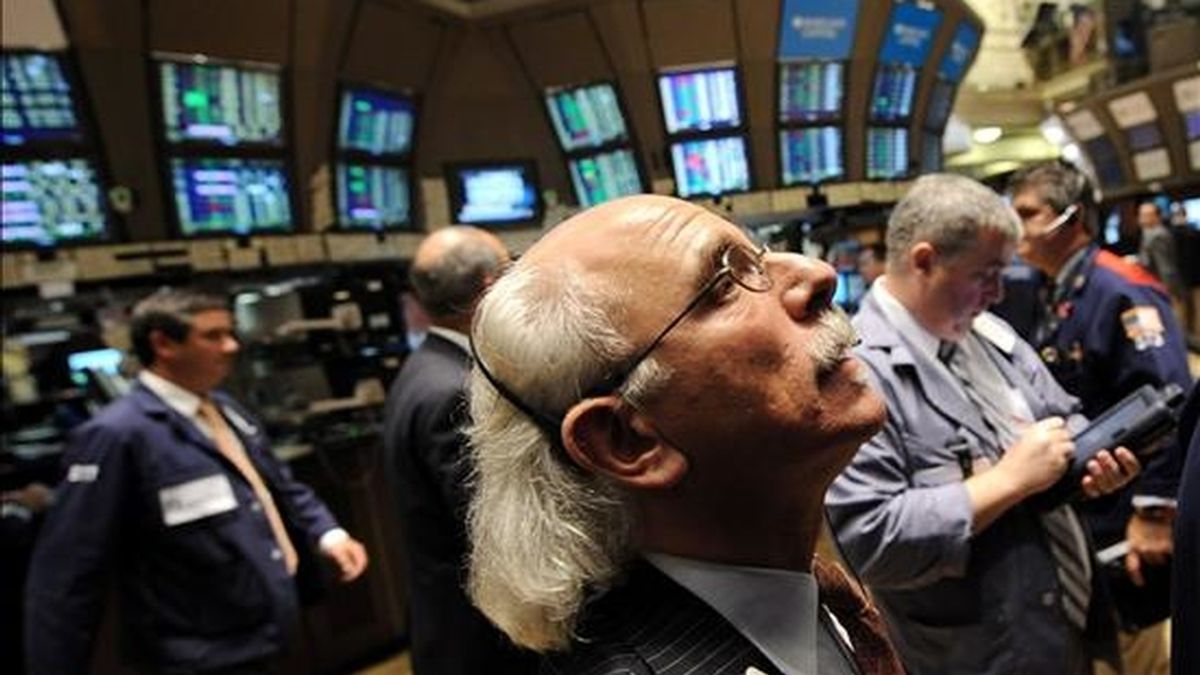 Negociantes trabajan hoy, viernes 23 de julio de 2010, a pocos minutos de la campana de cierre de la bolsa de valores de Wall Street en Nueva York (EEUU).  EFE/JUSTIN LANE