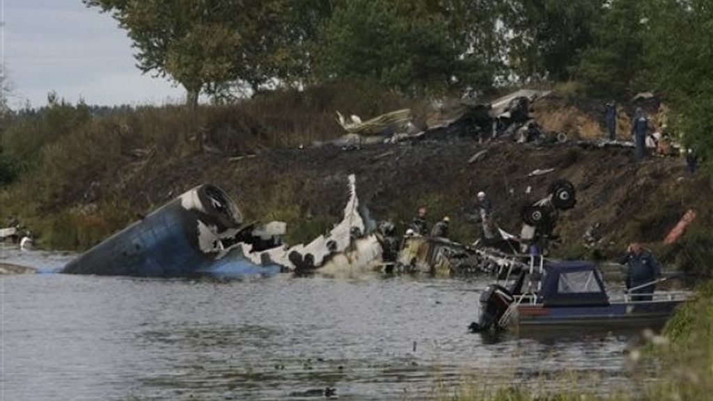 Los equipos de rescate trabajan en el río Volga, donde aparecen los restos del avión siniestrado. Los equipos de rescate trabajan en el río Volga, donde aparecen los restos del avión siniestrado.