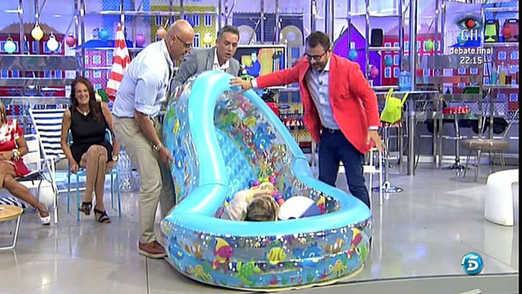 Kiko Hernández y Kiko Matamoros pasean a Karmele Marchante en piscina