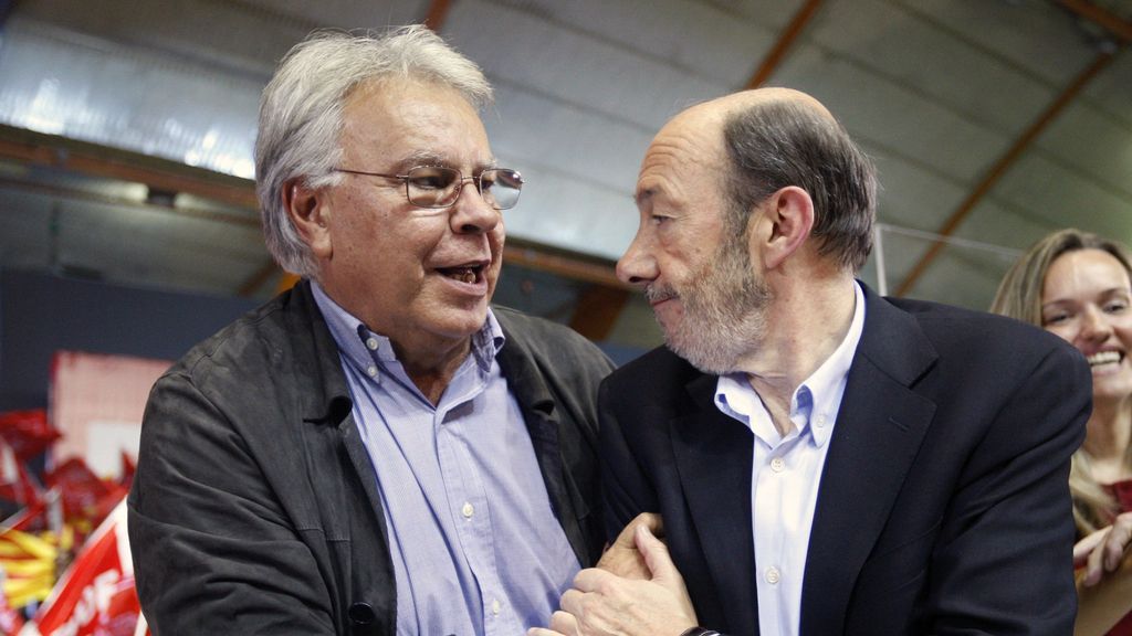 Felipe González con Alfredo Pérez Rubalcaba, en Zaragoza. Foto:EFE.
