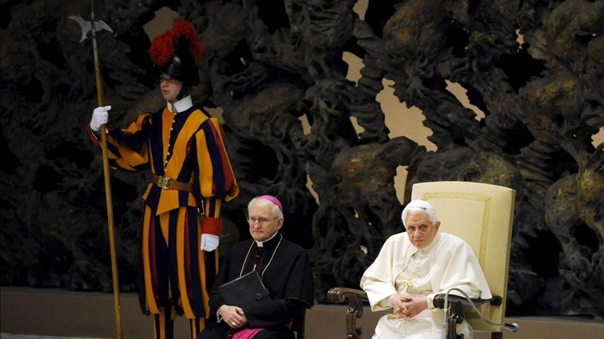 El papa Benedicto XVI (d) durante la audiencia semanal en El Vaticano. EFE