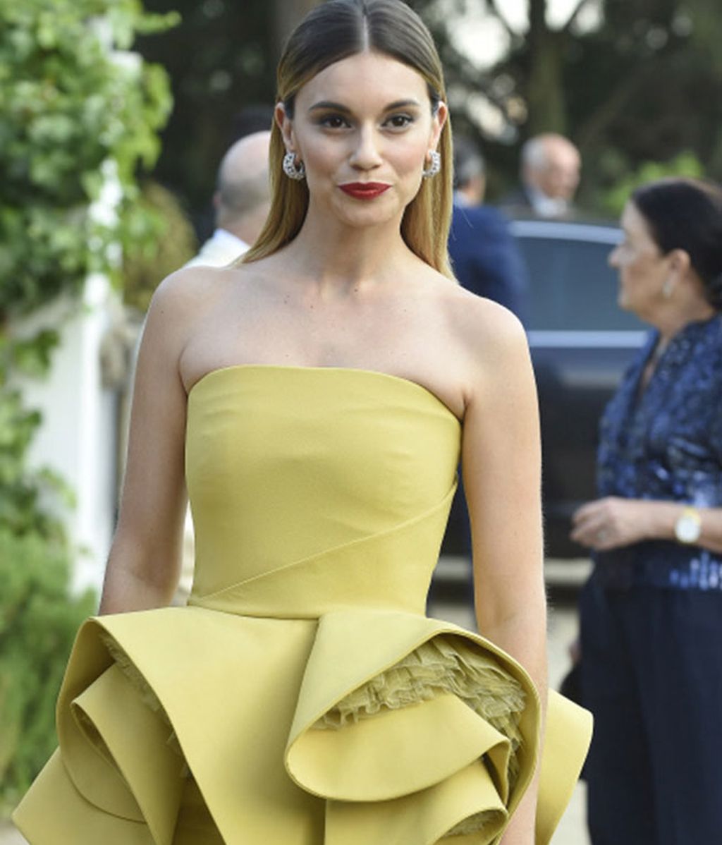 De nuevo, desafiando con el amarillo y unos grandes volantes, la actriz Norma Ruiz