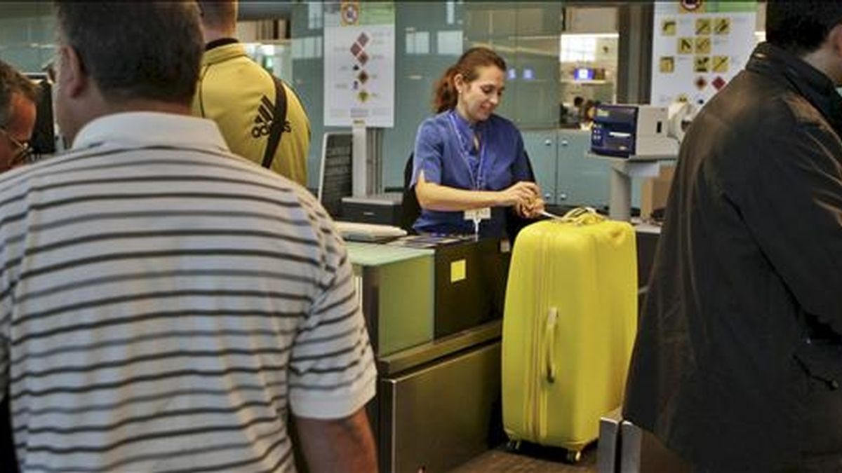 Varios pasajeros hacen cola frente a los mostradores de facturación en el aeropuerto del Prat de Llobregat (Barcelona) para volar, después de que el espacio aéreo español se haya reabierto tras el cierre que sufrió ayer cuando los controladores abandonaron masivamente sus puestos de trabajo. EFE Varios pasajeros hacen cola frente a los mostradores de facturación en el aeropuerto del Prat de Llobregat (Barcelona) para volar, después de que el espacio aéreo español se haya reabierto tras el cierre que sufrió ayer cuando los controladores abandonaron masivamente sus puestos de trabajo. EFE