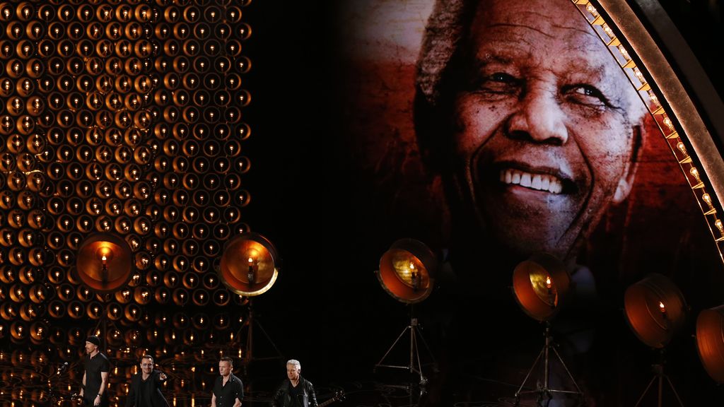 Actuación de U2 "Ordinary Love" de la película "Mandela: Un largo camino hacia la libertad"