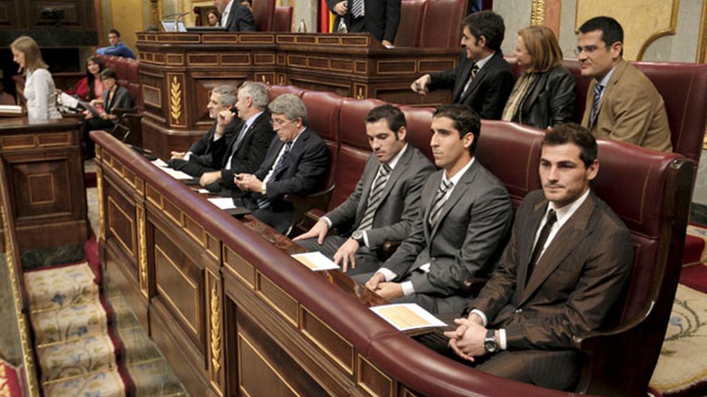 Enrique Cerezo, junto a los futbolistas Antonio López, Raúl García e Iker Casillas