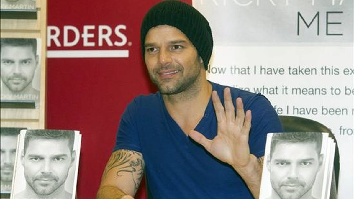 El cantante puertorriqueño Ricky Martin saluda mientras firma ejemplares de su libro "Yo" en una librería en Nueva York (EE.UU.). El libro de memorias del cantante salió hoy a la venta simultáneamente en todo el mundo. EFE