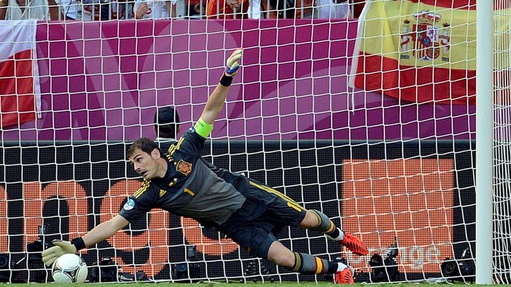 Casillas despeja un disparo en el Italia-España