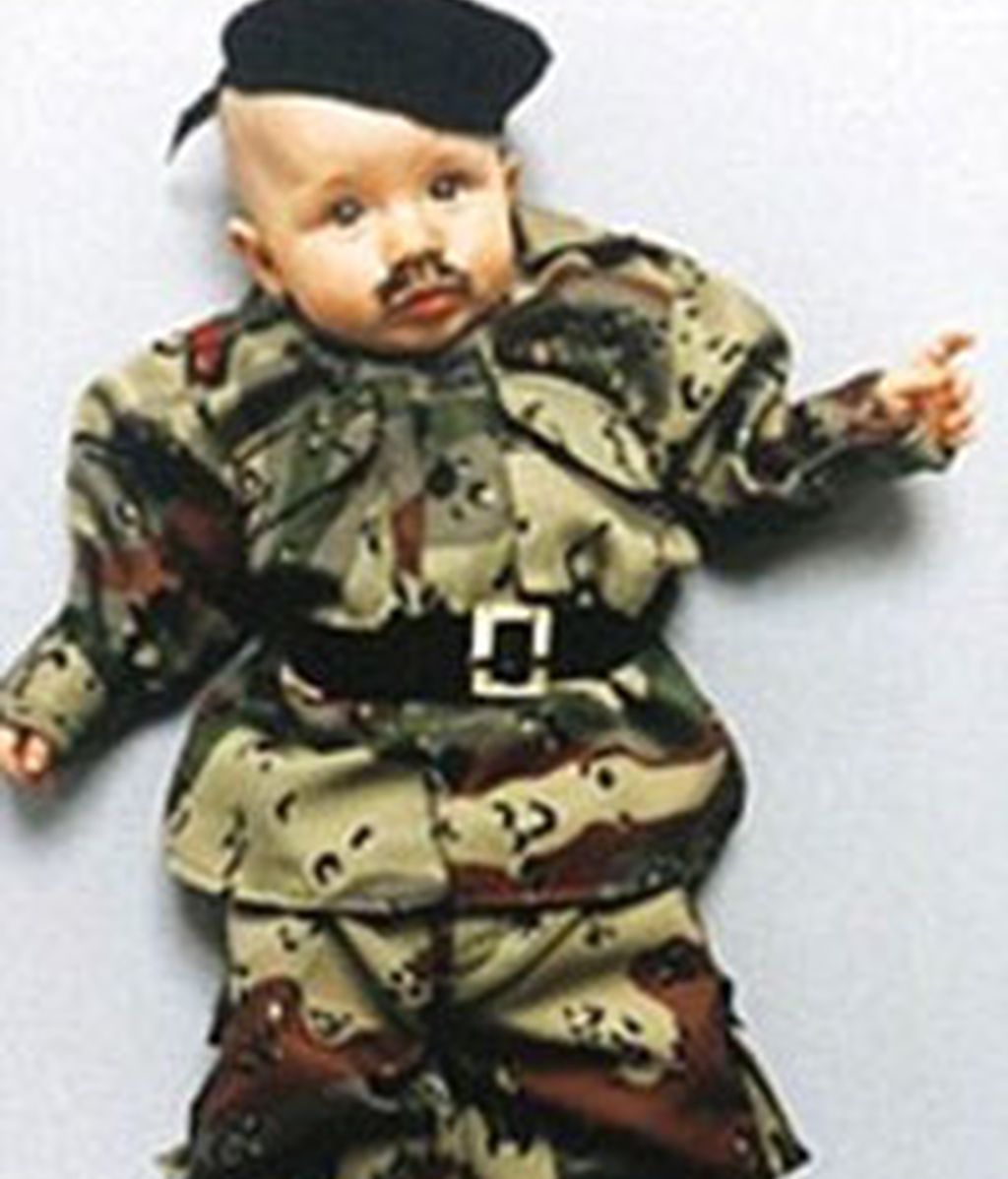 Un bebe disfrazado de Hitler... ¿arte?