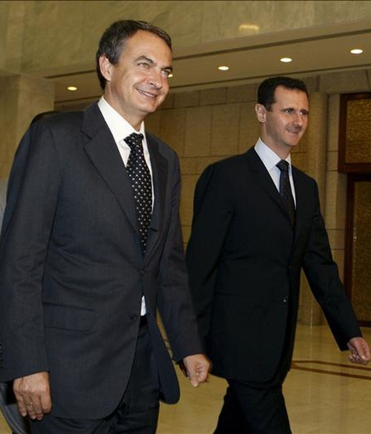 El presidente del Gobierno, José Luis Rodríguez Zapatero (i), y el presidente sirio, Bachar al Asad, momentos antes de una reunión en el Palacio del Pueblo de Damasco. EFE/Archivo