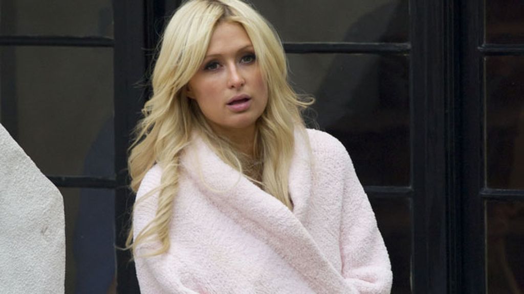Paris Hilton fiel al rosa hasta en su albornoz