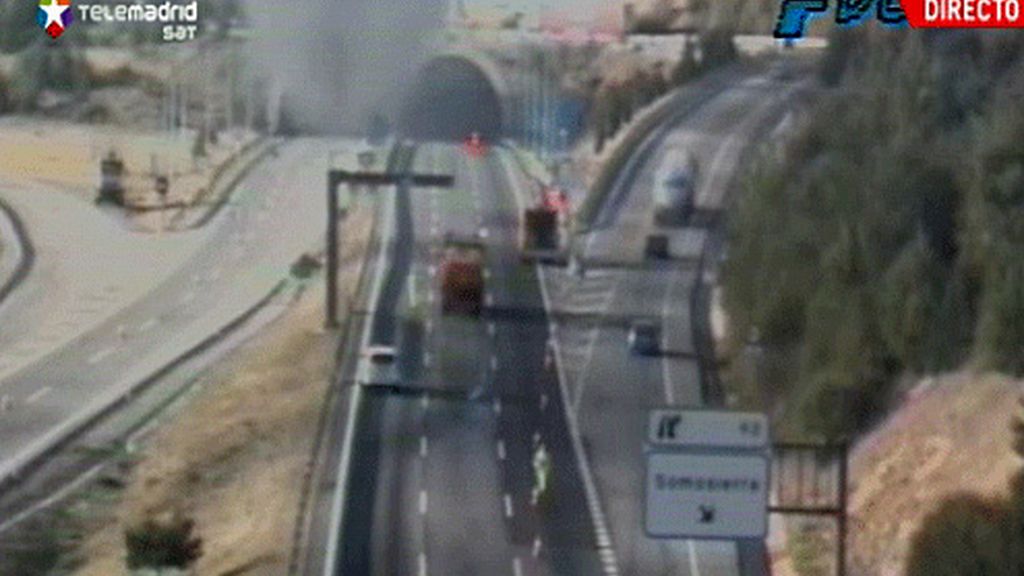 Una densa humareda negra sale de la boca del túnel de Somosierra sentido Burgos.