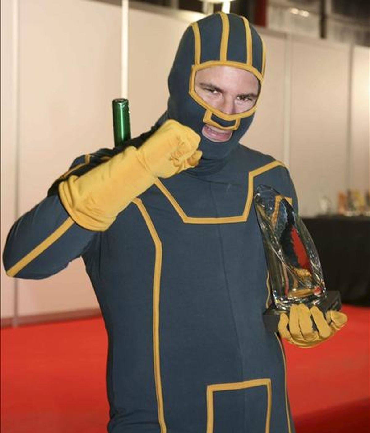 Fotografía facilitada por AEAC de uno de los personajes del cómic "Kick Ass" (Panini) con el premio recibido a la Mejor Obra Internacional, hoy durante la jornada de clausura de Expocómic 2010, el Salón Internacional del Cómic de Madrid que celebra con esta su XIII edición. EFE Fotografía facilitada por AEAC de uno de los personajes del cómic "Kick Ass" (Panini) con el premio recibido a la Mejor Obra Internacional, hoy durante la jornada de clausura de Expocómic 2010, el Salón Internacional del Cómic de Madrid que celebra con esta su XIII edición. EFE