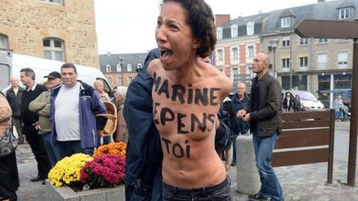 Una activista de FEMEN se desnuda cerca de Marine Le Pen
