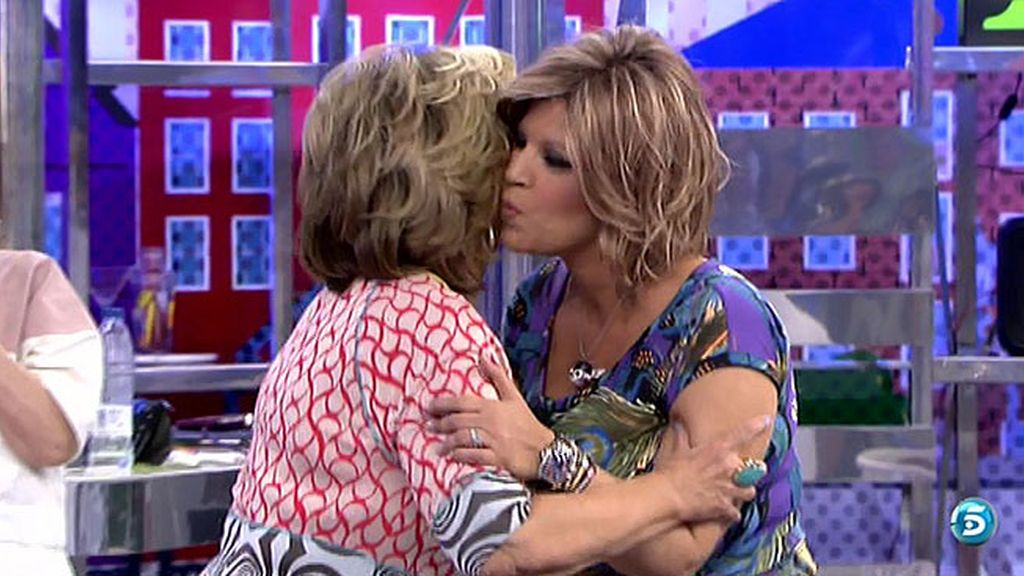 Madre e hija se abrazan emocionadas