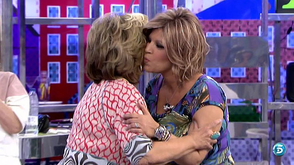 Mª Teresa Campos abraza a su hija