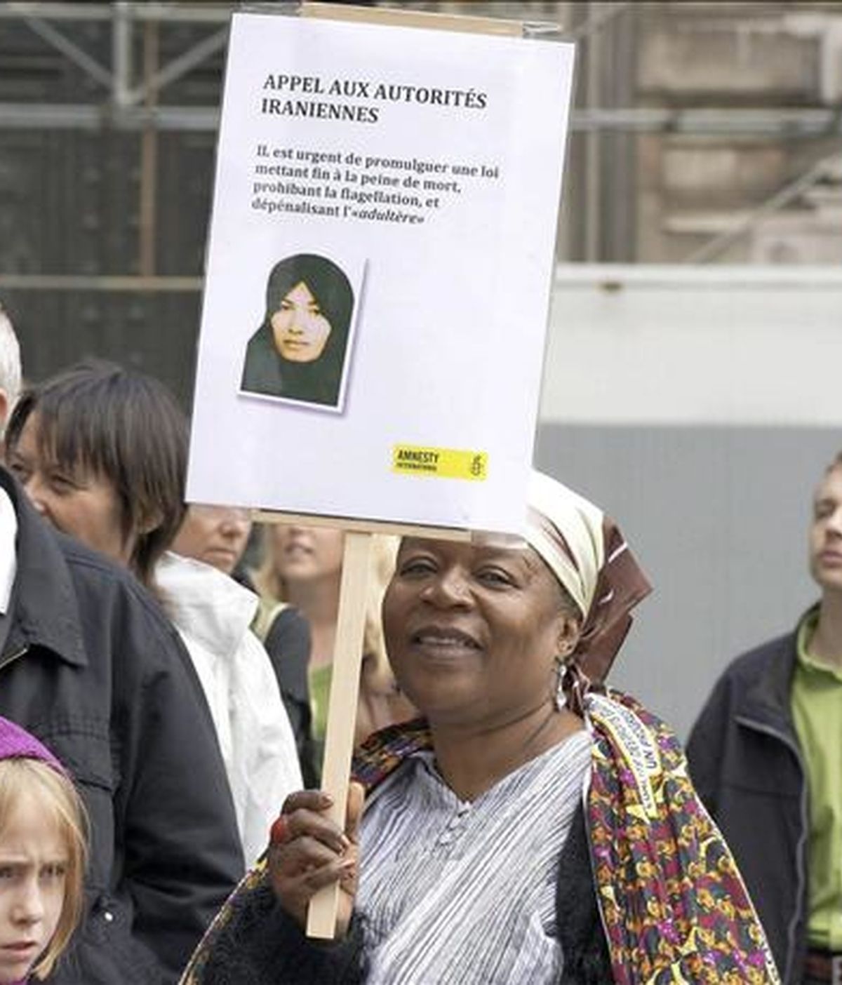 Una mujer participa en una manifestación contra la condena de lapidación a la iraní Sakineh Ashtiani el pasado 8 de junio de 2010. EFE/Archivo