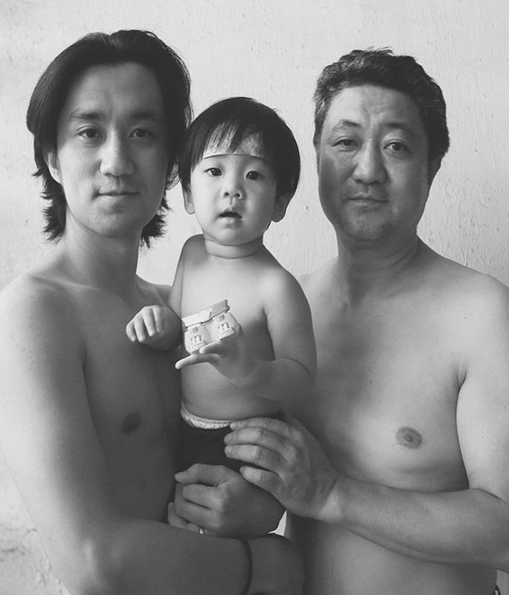 Un padre y un hijo se toman una fotografía con el nuevo miembro de la familia en el año 2014