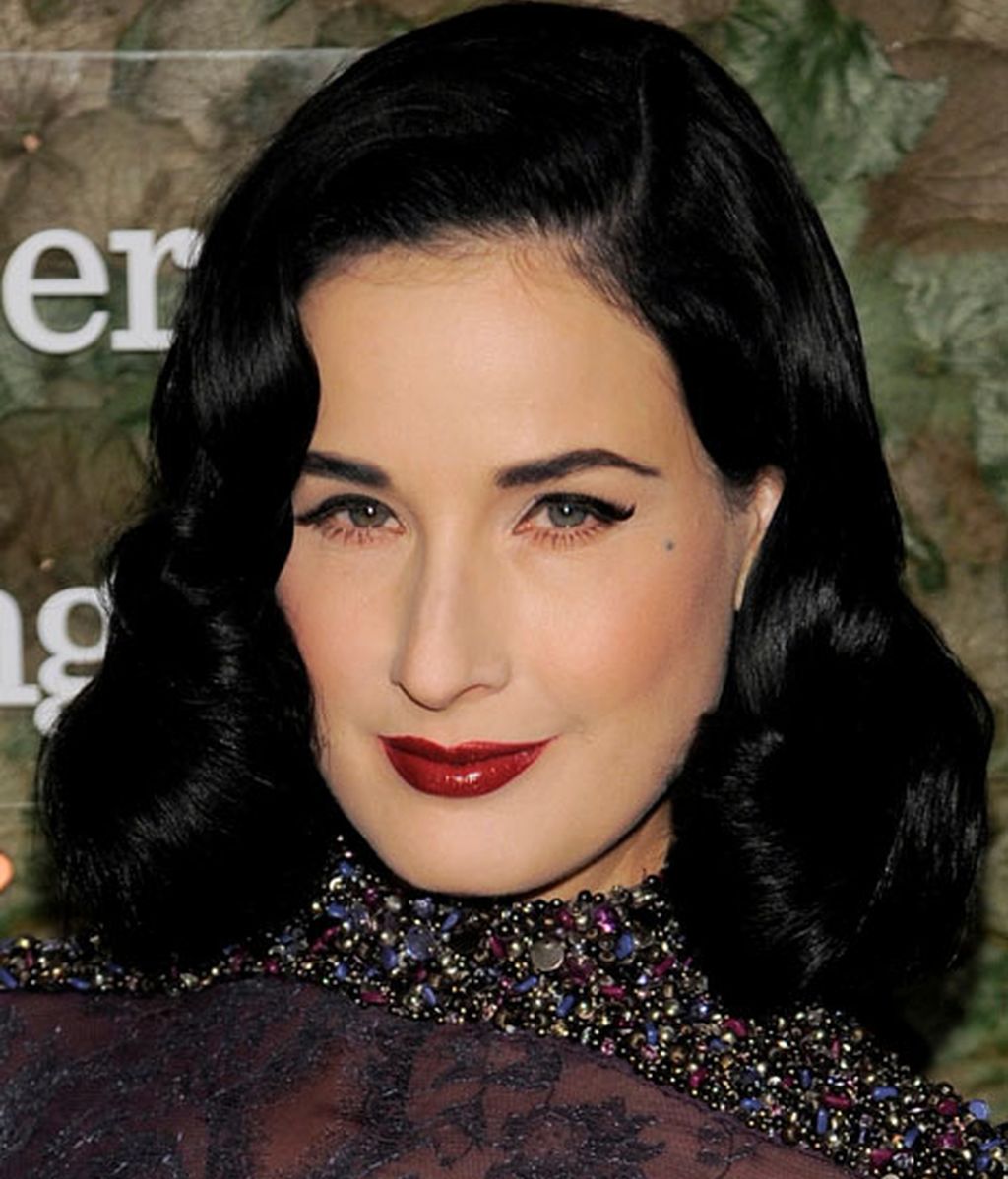 Von Teese, con labios rojos