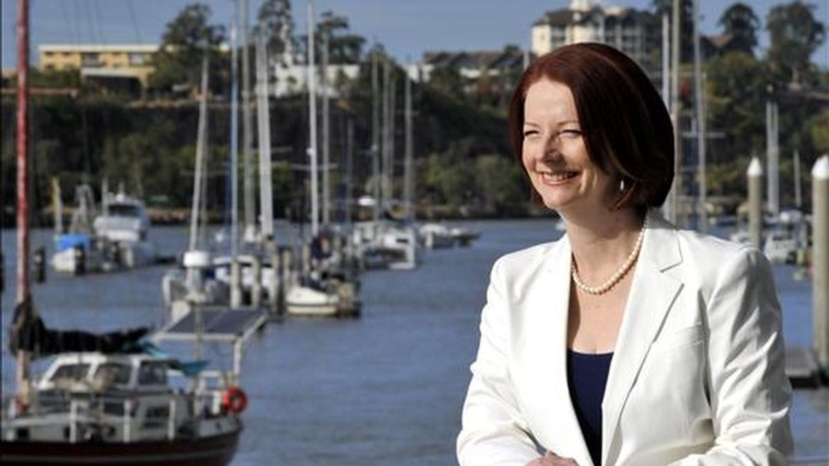La primera ministra australiana, Julia Gillard, posa hoy junto al río Brisbane (Australia). EFE