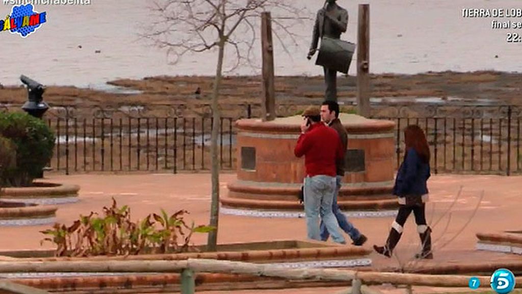 Imágenes de Chabelita y Alberto, acompañados de un amigo que les fotografía