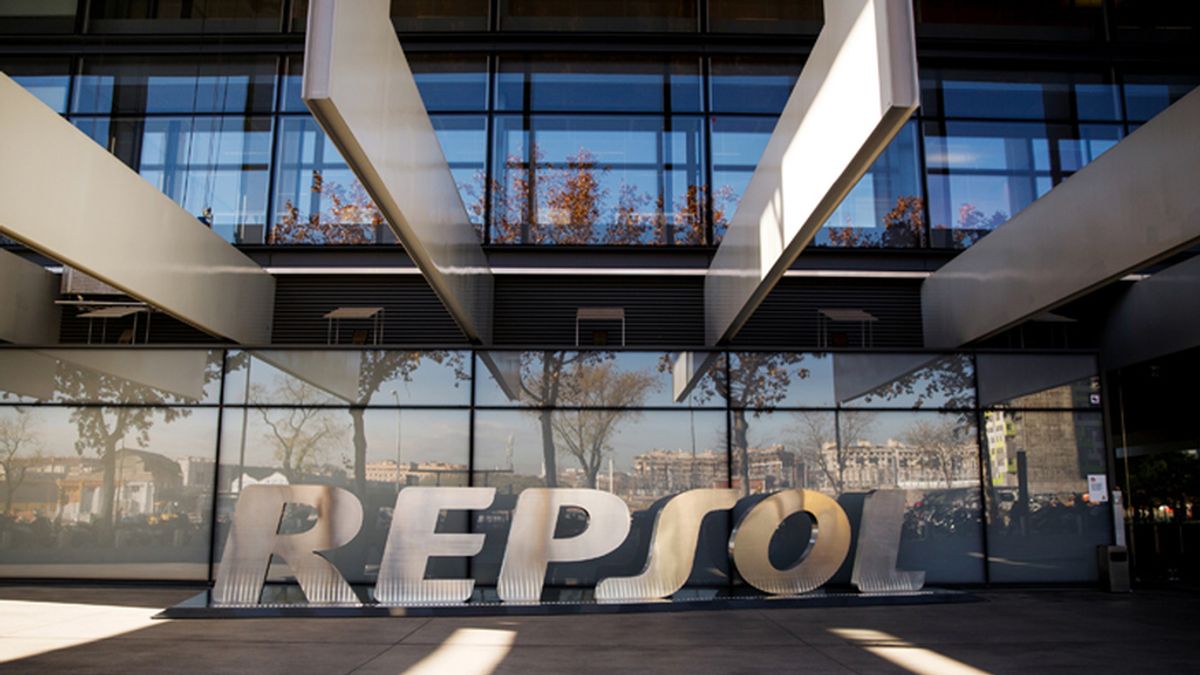 Logotipo de Repsol en la puerta de la sede central de la petrolera en Madrid