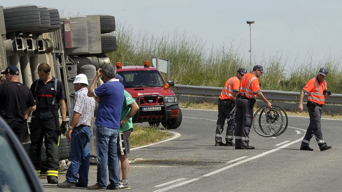 Mueren dos ciclistas al volcar un camión en Navarra