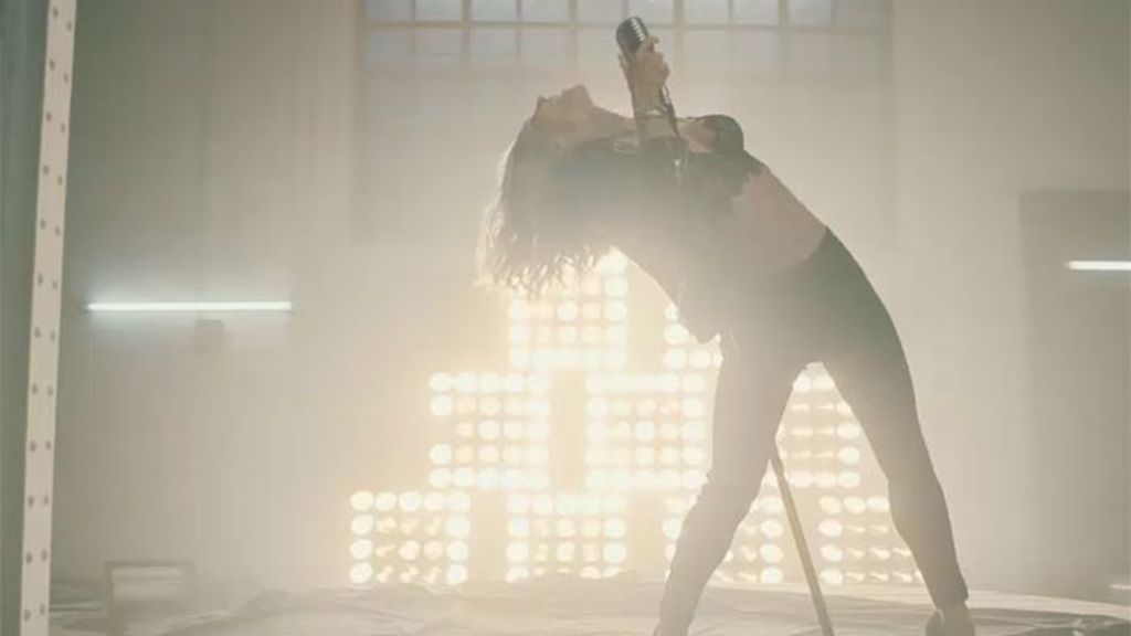 No es cantante ni quiere serlo, pero hacer de rock star le sienta de lujo