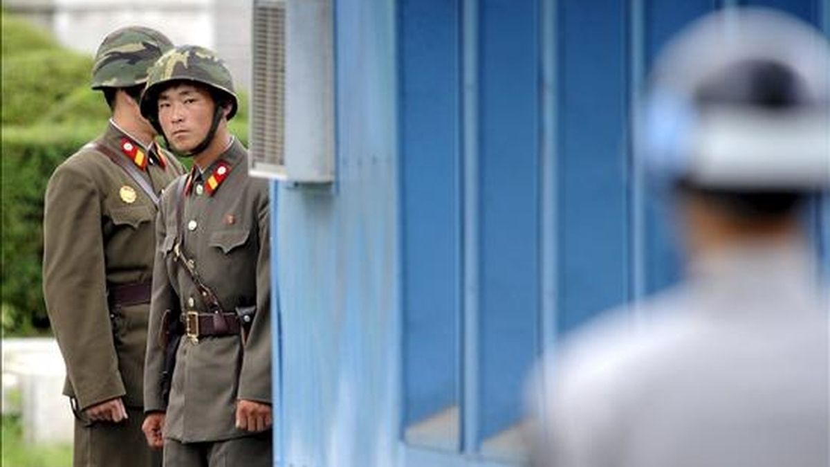 Fotografía de archivo fechada el 27 de julio de 2010 que muestra dos soldados norcoreanos durante una ceremonia con motivo del 57 aniversario de la firma del armisticio que puso fin a la guerra entre Corea del Norte y del Sur, en la aldea surcoreana de Panmunjom. Corea del Norte renovó hoy, 8 de enero de 2011, su petición de diálogo a Seúl. EFE