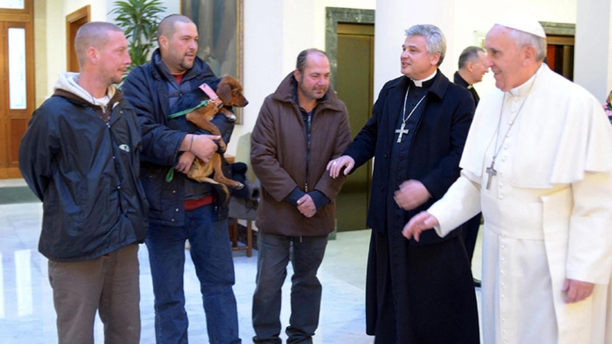 El papa celebra su cumpleaños invitando a desayunar a tres personas sin hogar