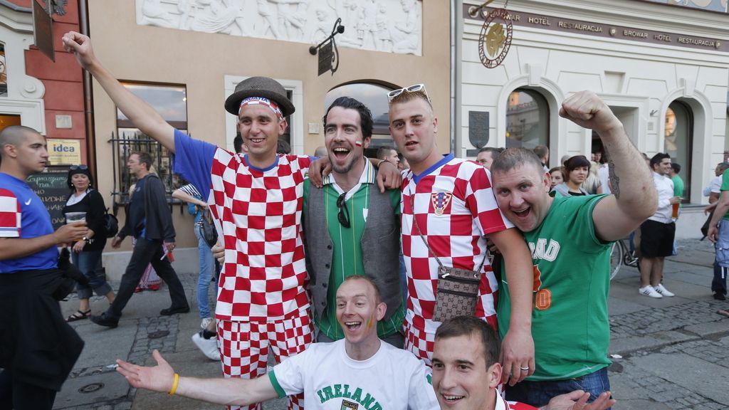 Alegría de aficionados croatas e irlandeses