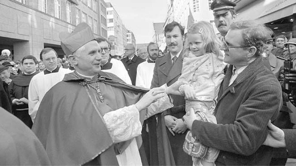 Benedicto XVI renuncia a su papado