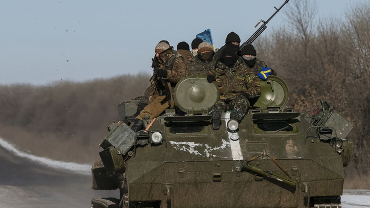 Soldados ucranianos avanzan en un tanque hacia la localidad de Debaltseve