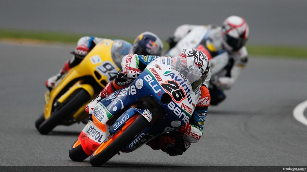 Maverick Viñales adelantando en la QP de Moto3™