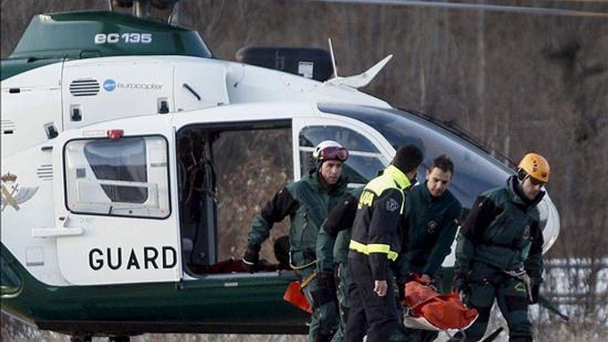 Agentes de la Policía Local y especialistas de la Guardia Civil sacan el cadáver de una montañera que quedó sepultada por un alud en las laderas del pico Salvaguardia, término municipal de Benasque (Huesca). EFE/Archivo