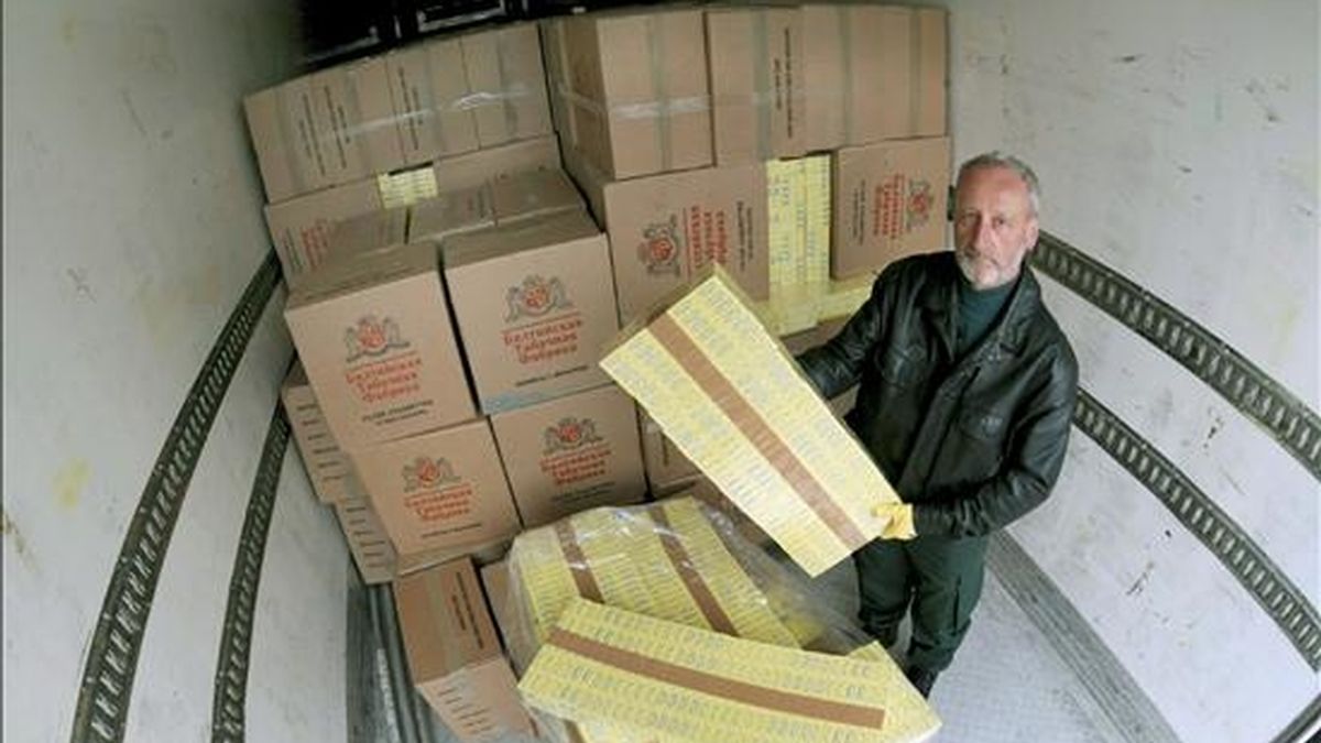 Un agente de Aduanas muestra cajas de tabaco de contrabando en un camión en Platting (Alemania). EFE/Archivo