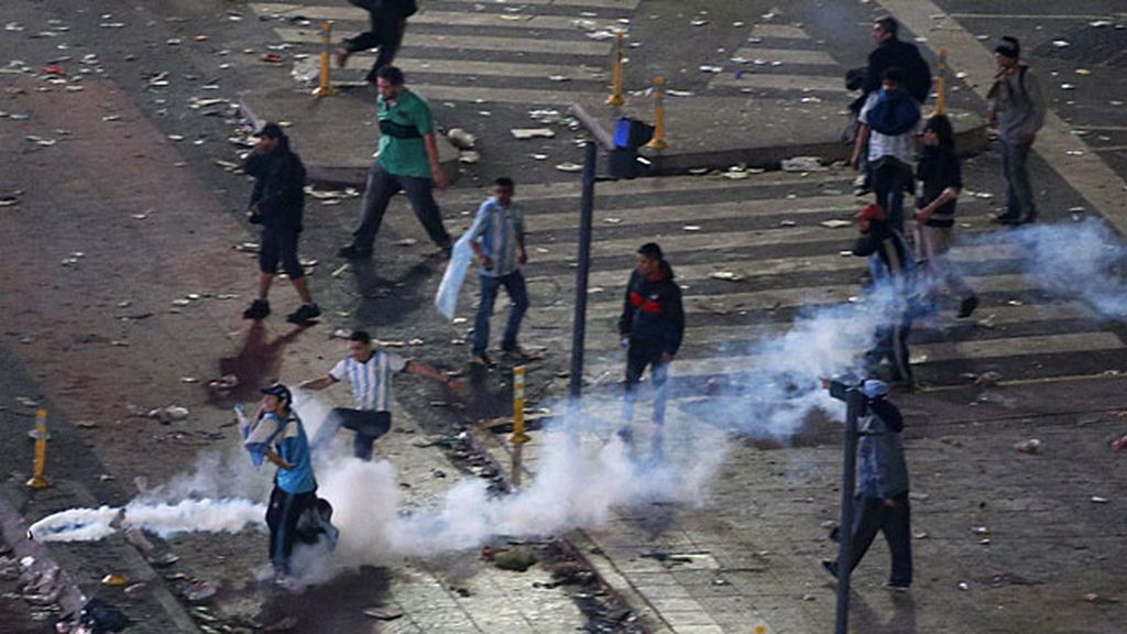 Lluvia de golpes y de piedras en la Plaza del Obelisco