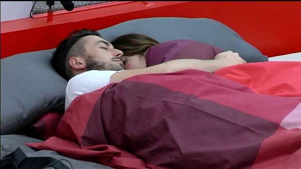 El vasco compartió cama con su amiga especial pero terminó durmiendo con Han