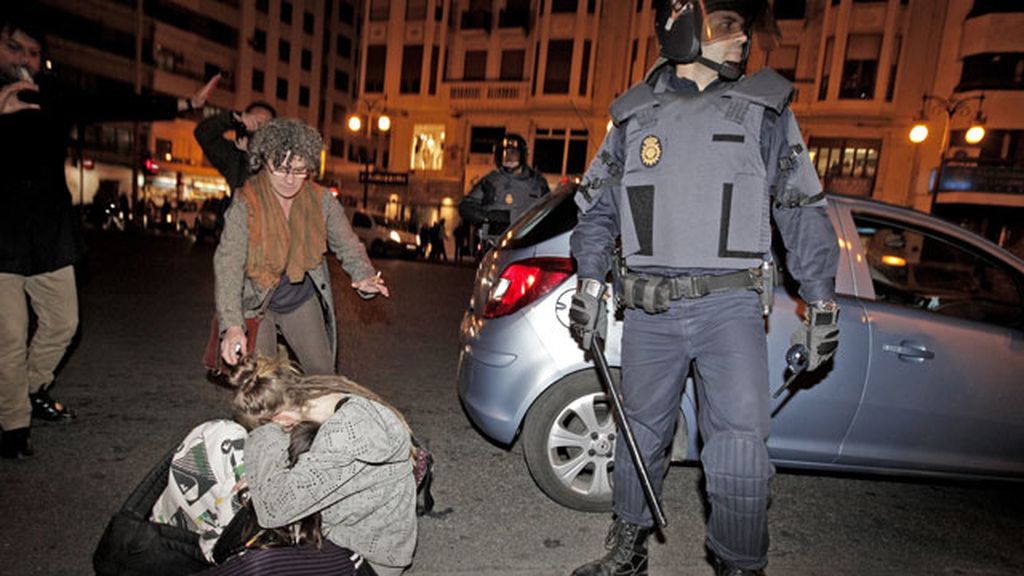 Las cargas policiales en Valencia acaban con 25 detenidos y 13 heridos