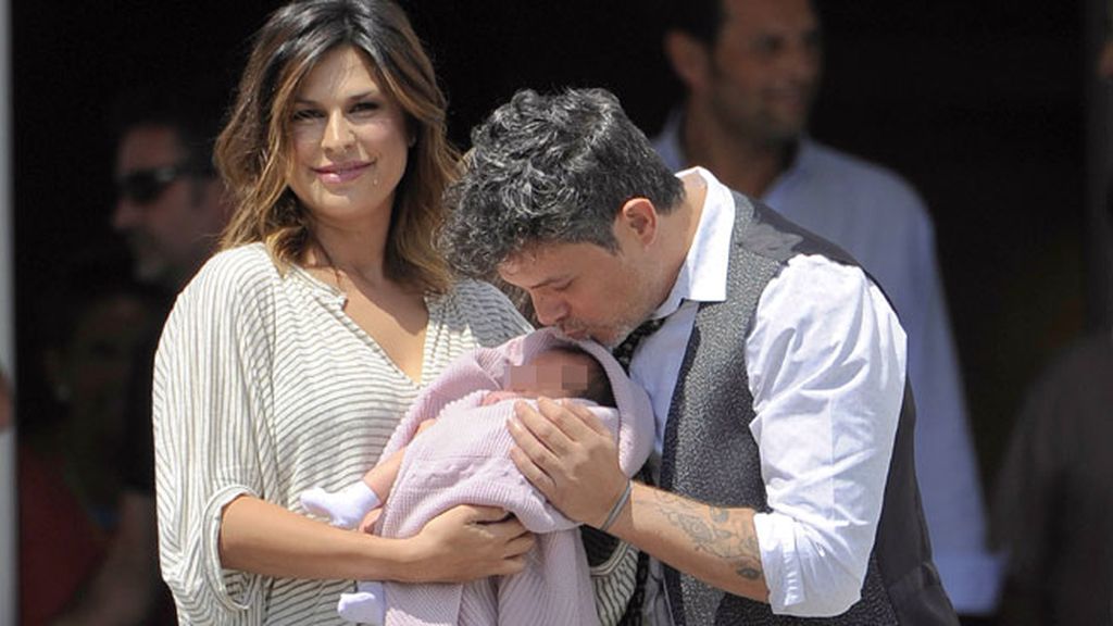 Raquel Perera y Alejandro Sanz presentan a Alma a la salida de la clínica