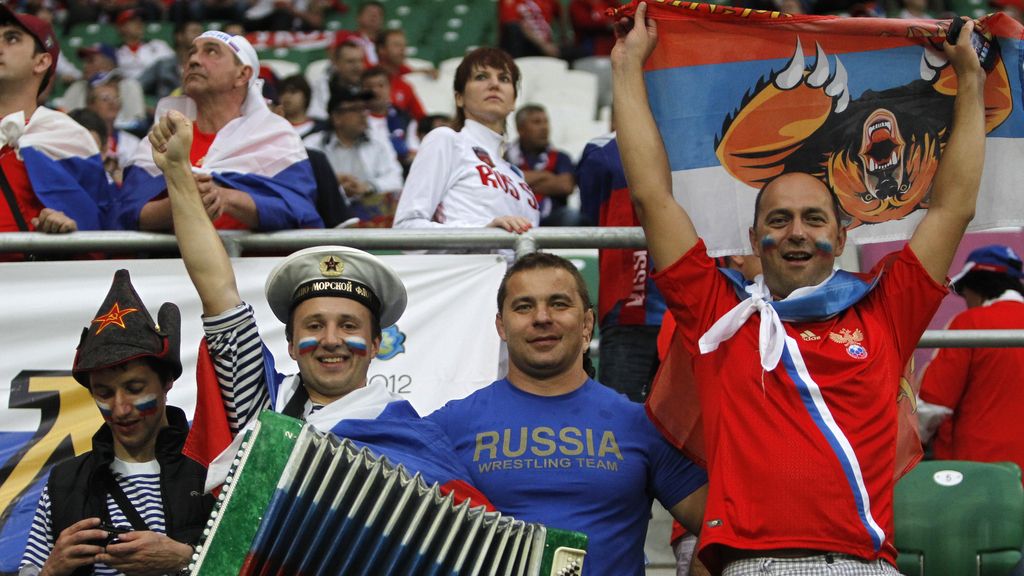 Los aficionados de Rusia y República Checa juegan su particular partido