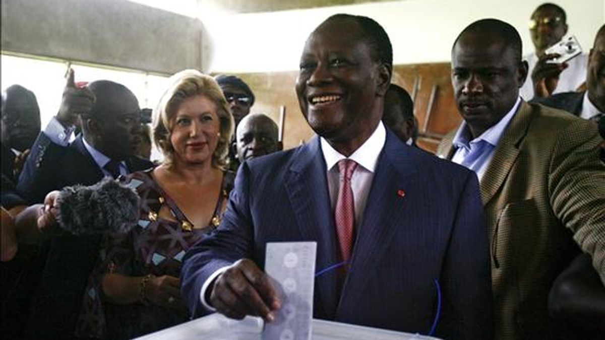 El candidato y ex primer ministro marfileño Alassane Dramane Ouattara vota junto a su mujer Dominique en un colegio electoral de Abiyán, Costa de Marfil, el pasado 31 de octubre. EFE/Archivo
