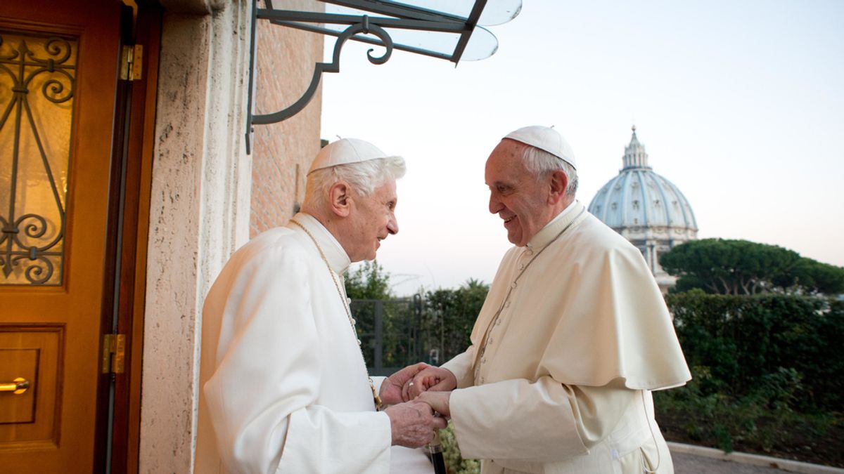 El Papa Francisco visita al Papa emérito Benedicto XVI para felicitarle la Navidad