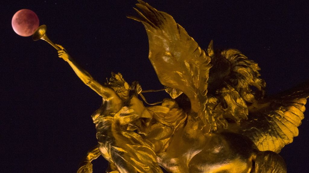 La ‘superluna’ junto a la estatua de Alexander III en París, Francia