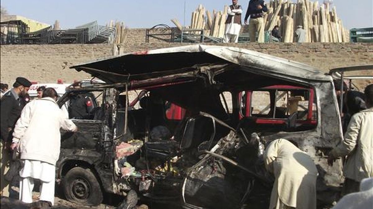 Miembros de las fuerzas de seguridad inspeccionan los restos de un vehículo tras registrarse un atentado suicida en un mercado de Kohat (Pakistán) hoy, 8 de diciembre de 2010. Un hombre detonó un explosivo que llevaba adosado a su cuerpo en un mercado en Kohat lo que causó la muerte de al menos quince personas y cerca de 10 heridos. EFE