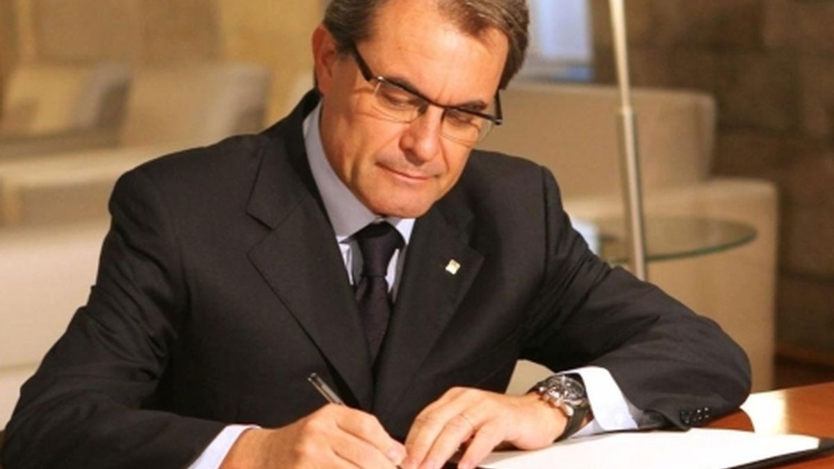 El presidente de la Generalitat, Artur Mas, ha firmado el decreto de disolución del Parlament y la convocatoria de las elecciones al Parlament que se celebrarán el 25 de noviembre.