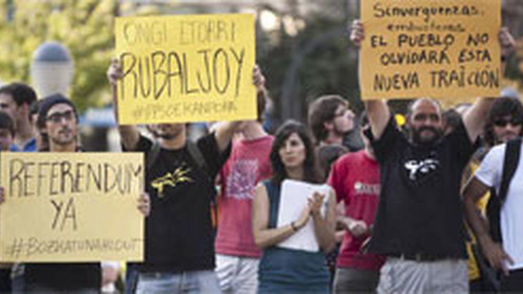 Un grupo de "indignados" se ha concentrado este jueves en Bilbao frente al hotel donde Alfredo Pérez Rubalcaba se reunía con empresarios vascos, para protestar por la reforma que pretende introducir el límite del déficit público en la constitución española. Foto: EFE. Un grupo de "indignados" se ha concentrado este jueves en Bilbao frente al hotel donde Alfredo Pérez Rubalcaba se reunía con empresarios vascos, para protestar por la reforma que pretende introducir el límite del déficit público en la constitución española. Foto: EFE.
