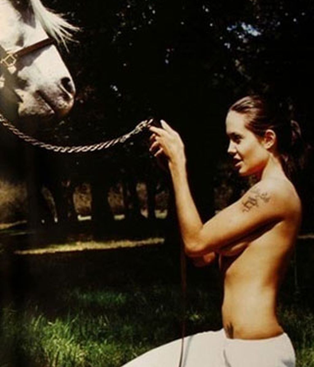 Sexy posado de Angelina Jolie con un caballo