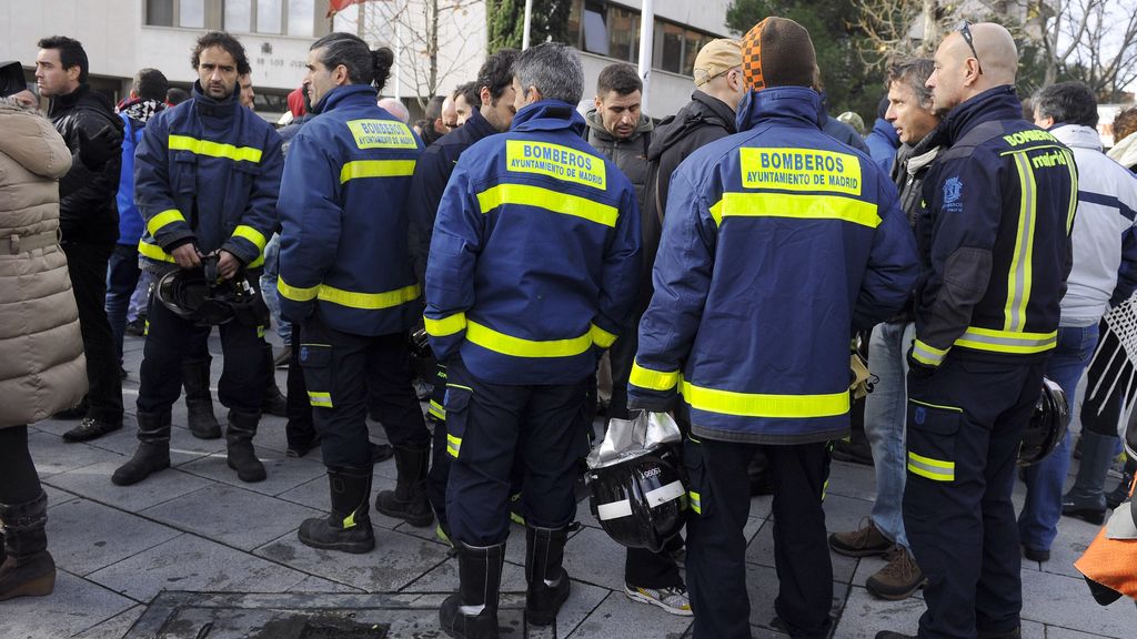 Bomberos de Madrid concentrados en los juzgados de Plaza de Castilla