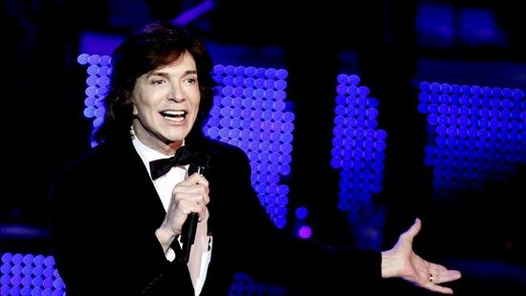 El cantante Camilo Sesto, durante su actuación esta noche en el Palacio de Exposiciones de Madrid, en el primero de los dos conciertos con los que se despedirá definitivamente de su público. EFE El cantante Camilo Sesto, durante su actuación esta noche en el Palacio de Exposiciones de Madrid, en el primero de los dos conciertos con los que se despedirá definitivamente de su público. EFE