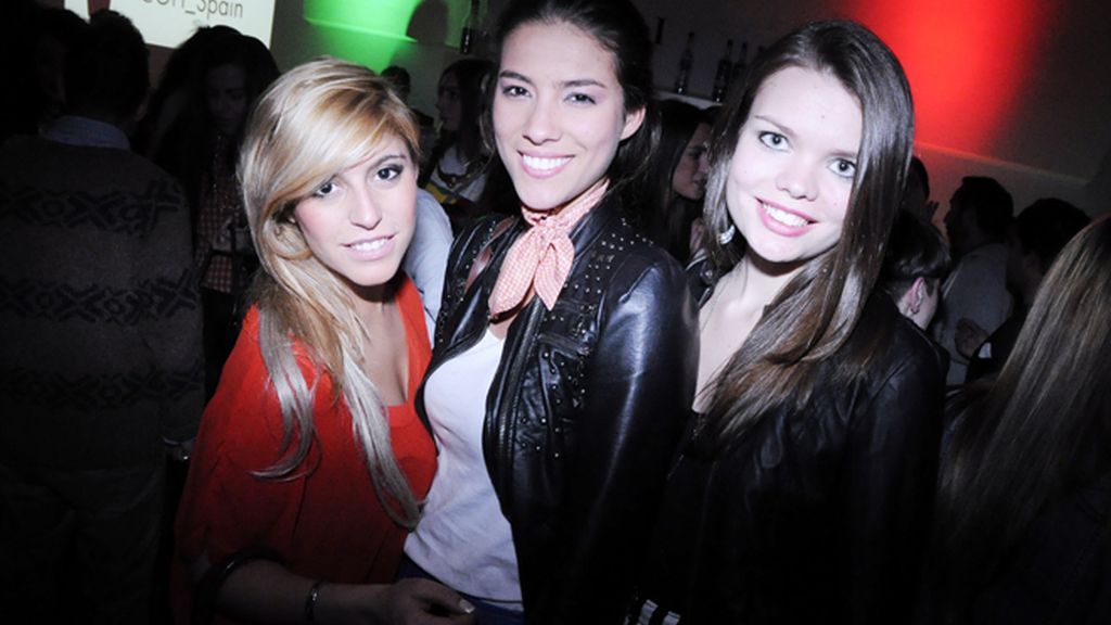 Malena Costa y Eva González, de uñas